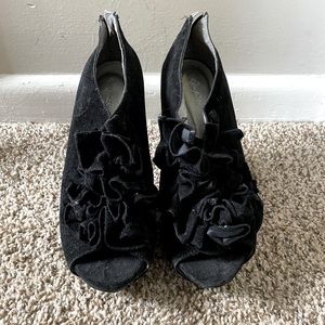 Blk Ruffled Heels